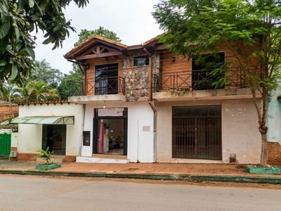 VENDO CASA CON 3 LOCALES COMERCIALES EN CAACUPÉ BARRIO LOMA