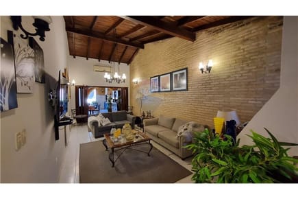 VENDO AMPLIA CASA EN YCUA SATI PARA VIVIENDA U CONSULTORIO OFICINA
