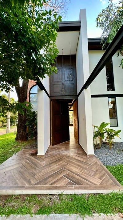 VENDO RESIDENCIA EN PLAZA LOS MANGOS - LAMBARE.