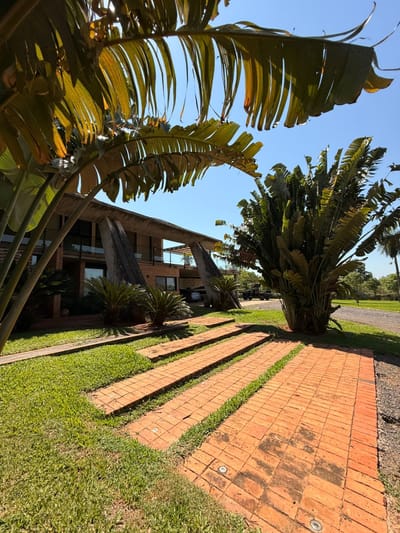VENDO IMPONENTE RESIDENCIA EN SURUBI’I