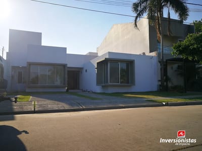 CASA EN VENTA  DE 3 DORMITORIOS con Estudio y churrasquera️