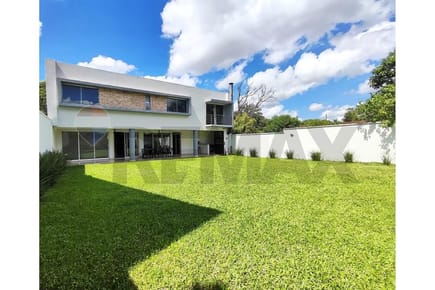 Residencia amplia de 2 plantas - San Lorenzo