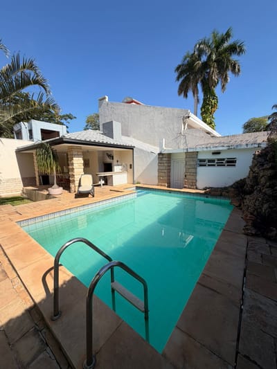 RESIDENCIA EN BARRIO LAS LOMAS — 3 DORMITORIOS EN SUITE CON PISCINA Y SAUNA 