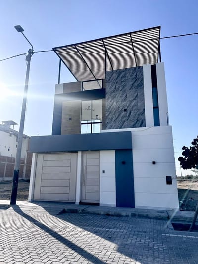 HERMOSA CASA DE ESTRENO CON PISCINA EN VENTA EN URB.ALAMEDA CASTILLA