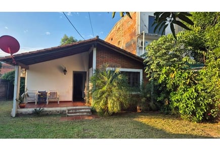 Vendo casa con amplio terreno en Luque.