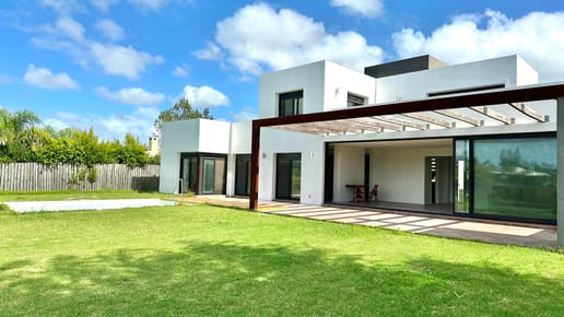 Hermosa Casa En Venta 3 Dormitorios, Fondo Al Lago!