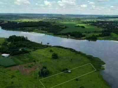 Se Vende terreno sobre el río  Acaray de 7.679,34 m2.