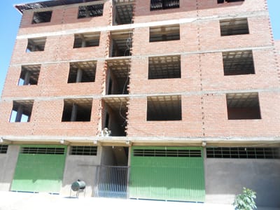 EN VENTA, CASA CON TIENDA Y EDIFICIO DE 5 PLANTAS CON GALPÓN
