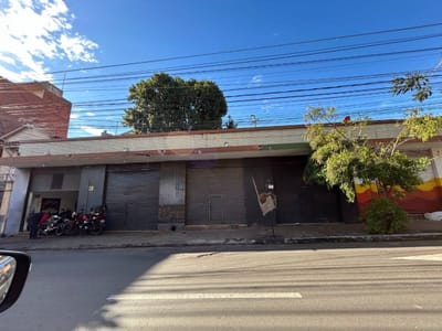 En venta propiedad con salones comerciales en Barrio Obrero Asunción