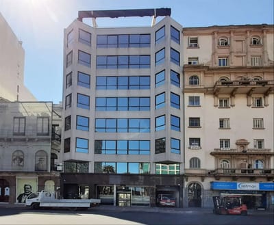 Alquiler Local Comercial Sobre Plaza Independencia - Ubicación Inmejorable Entre Centro Y Ciudad Vieja. Ubica