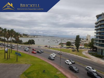 VENTA APARTAMENTO 2 DORMITORIOS y SERVICIO, PRIMERA LINEA VISTA AL MAR EN POCITOS