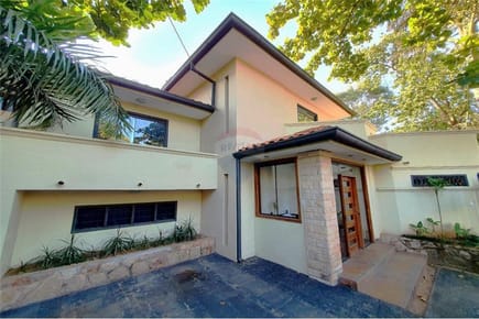 Se vende exclusiva residencia con ubicación premium en el barrio Mburucuyá