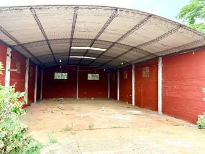 En venta depósito con salones sobre Avda San Antonio