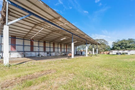 EN VENTA IMPONENTE TINGLADO Y OFICINAS EN LUQUE