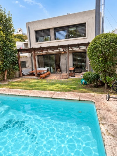 PALMAR  CASI PONCE y BR ARTIGAS.  TOTALMENTE RECICLADA 2018 ! 2 ESTUFAS A LEÑA. ESTAR.  4 DORM + 4 BAÑOS (SUITE).  FONDO .PERGOLA CON PARRILLERO Y PISCINA CLIMATIZADA.  NUEVA!!!