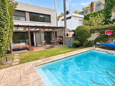 PALMAR  CASI PONCE y BR ARTIGAS.  TOTALMENTE RECICLADA 2018 ! 2 ESTUFAS A LEÑA. ESTAR.  4 DORM + 4 BAÑOS (SUITE).  FONDO .PERGOLA CON PARRILLERO Y PISCINA CLIMATIZADA.  NUEVA!!!