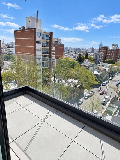 FRANZINI Y SARMIENTO.  NUEVO DEL 2025. EDIFICIO "PARK  SQUARE ". BALCON. 2 DORM 2 BAÑOS(SUITE). GARAJE FIJO. GC$9.000. AMENITIES!