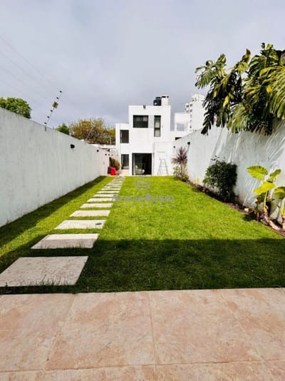 CASA EN VENTA 4 DORMITORIOS, CON FONDO Y BARBACOA. COCHERA X 2 AUTOS.