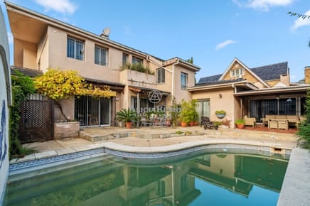 CASA CON PISCINA DE 690 M DE TERRENO EN MIRAFLORES PROXIMO A RIVERA, CARRASCO. DIVINA FACHADA!