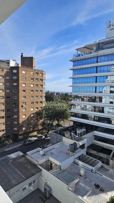 APARTAMENTO EN GOLF  DE 2 DORMITORIOS Y 2 BAÑOS CON GARAJE A PASOS DEL SHOPPING
