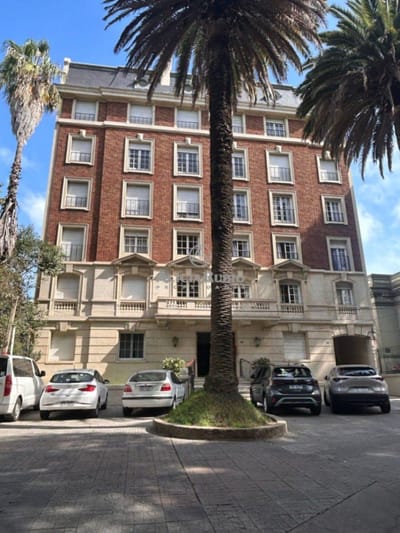 APARTAMENTO EN VENTA EN ICONICO EDIFICIO, PEGADO A EMBAJADA ITALIA. MUCHO SOL! 3 DORM + 3 BAÑOS + GJE. GC$8.500 CON RENTA