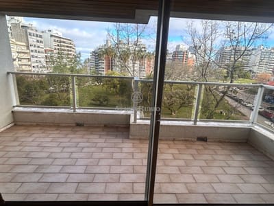 FRENTE A VILLA BIARRITZ. 185 MTS. VAZQUEZ LEDESMA CASI RAMBLA! 4 Y SERV+ESTAR. BALCON. GJE + ALQ OTRO. GC$28.000 LOSA + PORT.