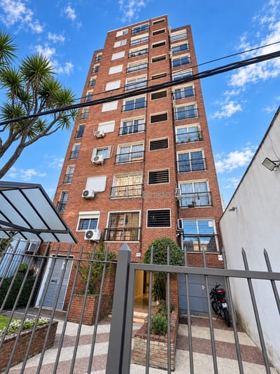SANTIAGO GADEA 3361 esq. LUIS A DE HERRERA. 2 DORM  + BAÑO. COCINA DEFINIDA.