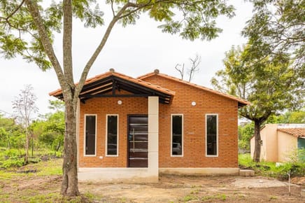 VENDO CASA A ESTRENAR EN LUQUE ZONA MORA CUE