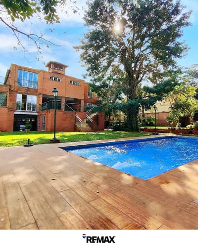 VENDO RESIDENCIA DE LUJO EN LAMBARÉ 