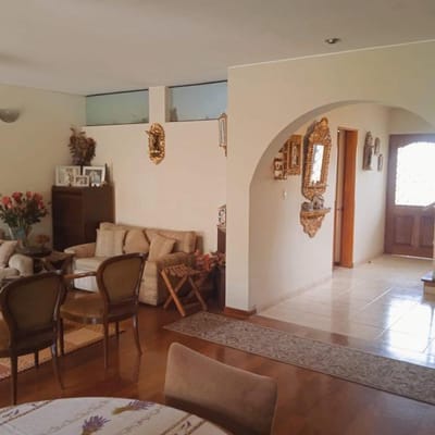 VENDO HERMOSA CASA CON JARDINES Y PISCINA EN SAN ISIDRO CERCA AV JAVIER PRADO