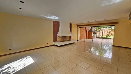 Oportunidad en alquiler: Residencia en Villa Morra Ideal para Oficina  o