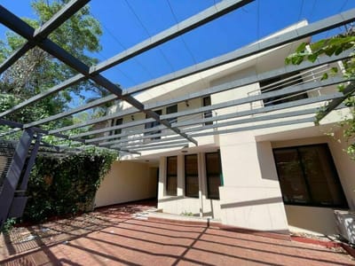 ALQUILO HERMOSA Y AMPLIA RESIDENCIA PARA VIVIENDA U OFICINA ZONA CENTENARIO  