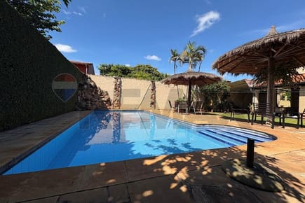 Vendo Amplia Casa con Piscina en Asunción Loma Pytâ