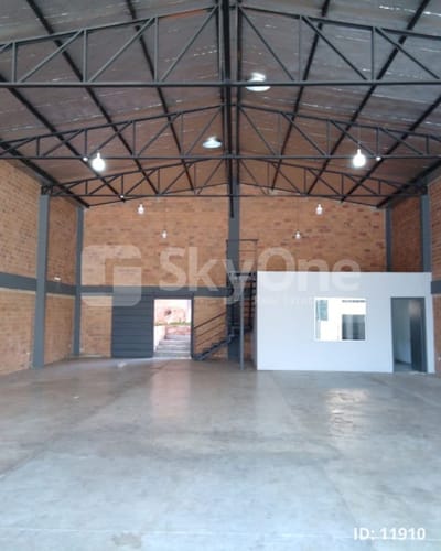 Alquilo amplio salón comercial en Vila Elsia a cuadras de acceso sur 
