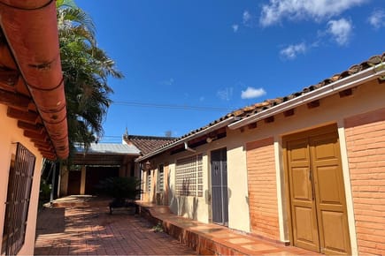 Casa-Venta-eugenioA. Garay/ cnel Oviedo, Luque, Central