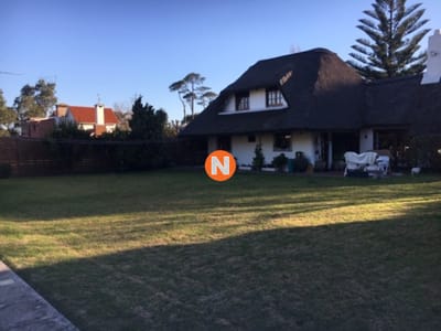 Muy linda casa en venta, gran terreno y barbacoa