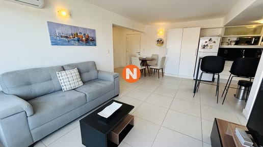 Apartamento Lux Tower de dos dormitorios a metros de playa brava y mansa en Punta del Este