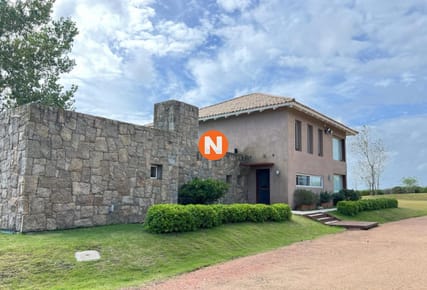 Venta de excepcional chacra en zona de La Barra, cerca del campo de golf.