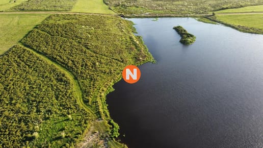 Entorno panorámico con costas sobre lago
