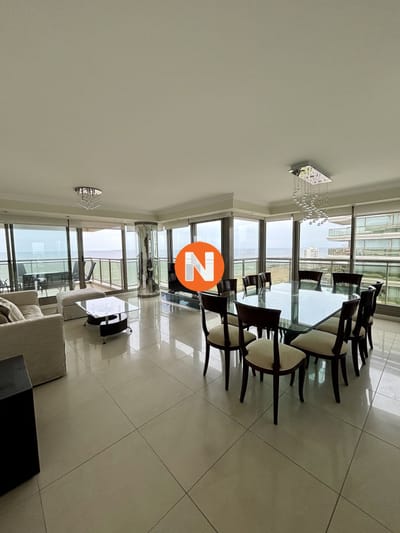 Moderno apartamento frente a Playa Brava - amplitud y confort