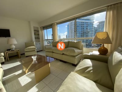 Vende Apartamento de 3 dormitorios en Brava, Excelente edificio.