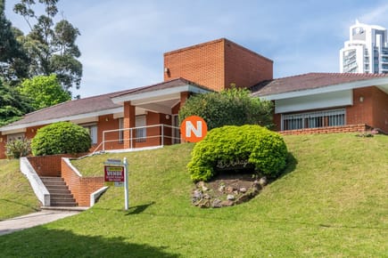 Vendemos espectacular casa de 4 dormitorios en Playa Mansa, Punta del este