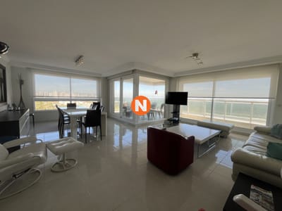 Apartamento en Venta de 3 dormitorios y servicio, Playa Mansa Punta del Este