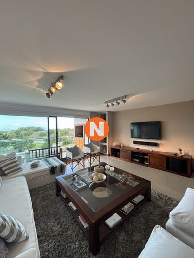 VENTA DE APARTAMENTO DE 3 SUITES FRENTE AL MAR EN EDIFICIO MARIGOT BRAVA PUNTA DEL ESTE