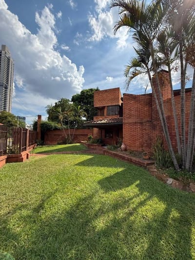 EN VENTA IMPORTANTE PROPIEDAD EN BARRIO MBURUCUYA 