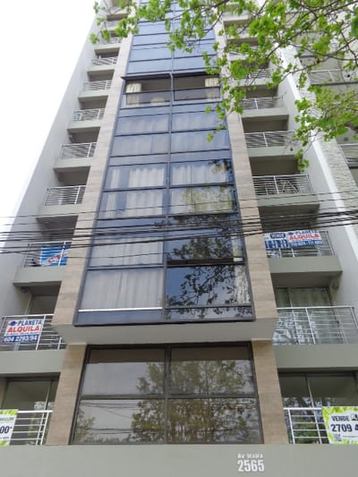 Vendo con renta apartamento 1 dormitorio con patio y terraza, Tres Cruces, Montevideo, Uruguay