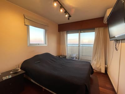 Vendo apartamento 1 dormitorio frente al mar en la Rambla de  Malvin, piscinas, gimnasio, etc