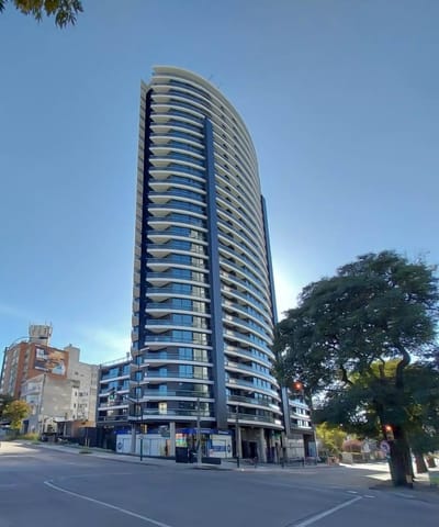 Venta 3 dormitorios en Buceo con vistas 360 de la Ciudad a pasos de WTC y Rambla.