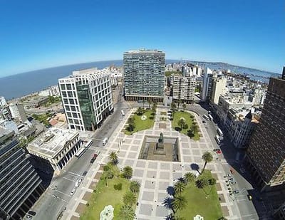 Venta Apartamento a estrenar 2 dormitorios garaje  sobre Canelones a metros de la Rambla, Plaza Independencia. Con Renta