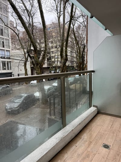 Venta de apartamento 1 dormitorio en el Centro de Pocitos a pasos de la Rambla, frente a Trouville